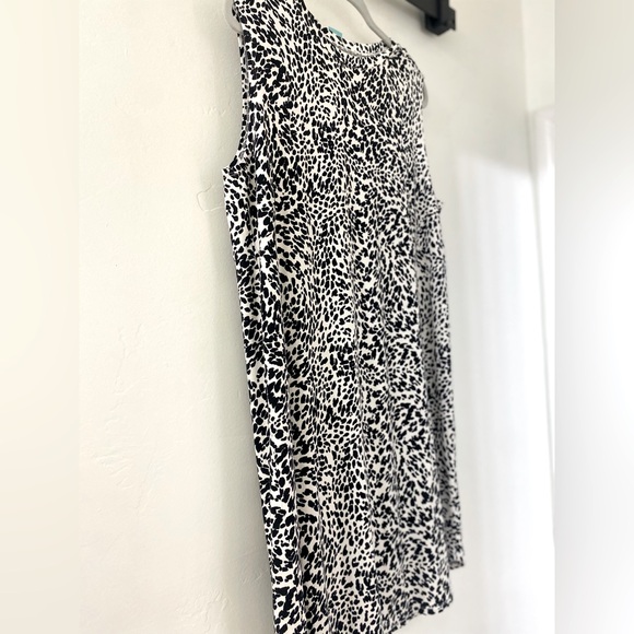 ❤️❤️NWT Black & White Leopard Scoop Neck Sleeveless Bomber Mid Length Dress - Picture 2 of 6